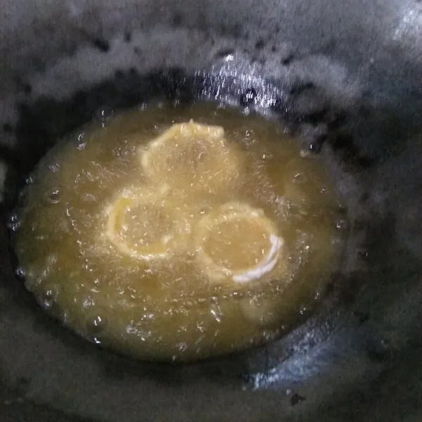 Terakhir goreng sampai kecoklatan dan siap disajikan.