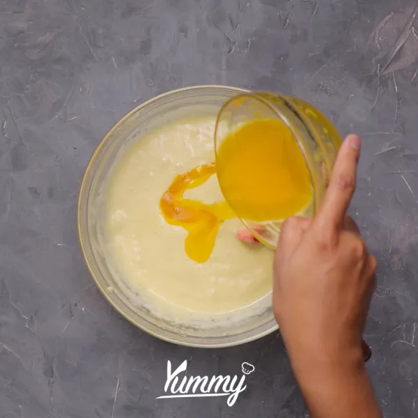 Tambahkan mentega cair lalu aduk kembali hingga tercampur rata (aduk secara perlahan agar tidak kempes).