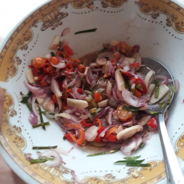 Masukkan semua bahan dan tambahkan minyak sayur, kemudian aduk hingga rata