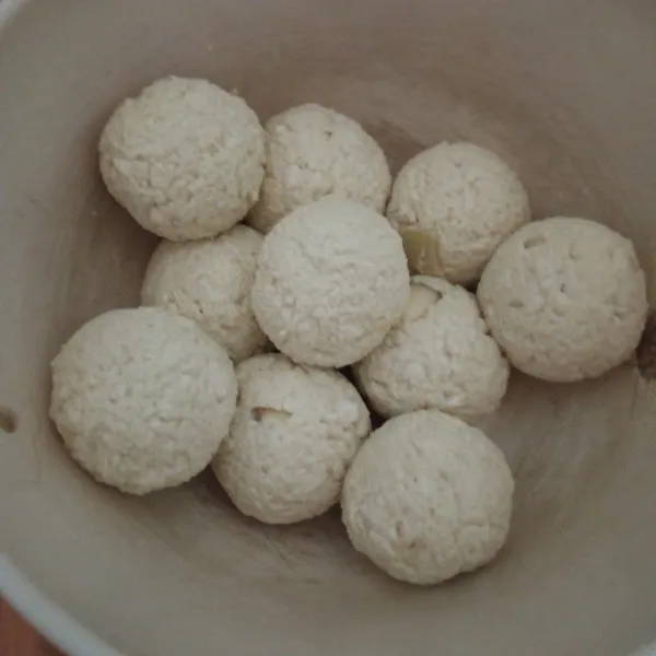 Bentuk bulatan tahu, kemudian simpan di kulkas kurang lebih 1 jam.
