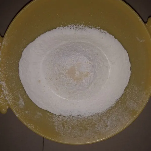 Campurkan tepung terigu, garam, kaldu bubuk dan baking powder. Aduk hingga tercampur rata.
