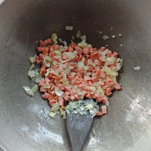 Tumis bawang putih dan bawang bombay sampai layu dan harum, lalu masukkan sosis. Masak sampai matang. Biarkan dingin.
