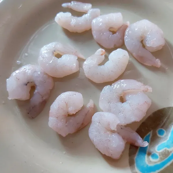 Cuci bersih udang dan lap kering pakai tissue dapur.