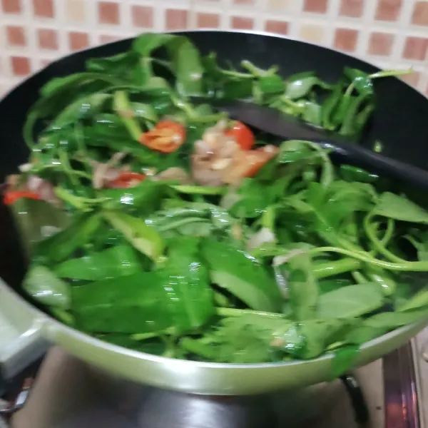 Masukkan daun kangkung, tumis sebentar.