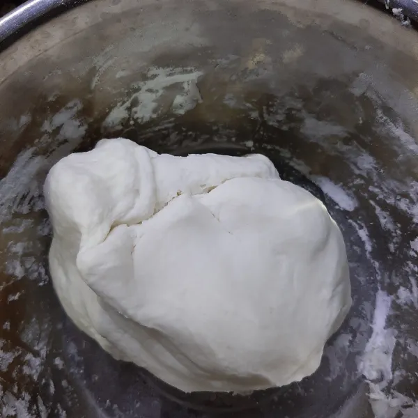 Campur adonan kulit aduk hingga rata.