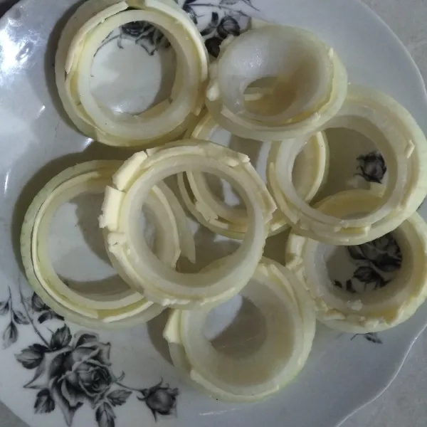 Ambil dua bagian bawang bombai dan dua potong keju, lalu susun seperti pada gambar.