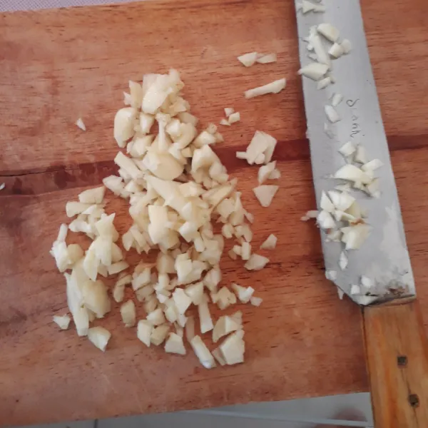 Cincang kasar bawang putih