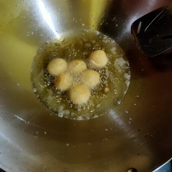 teruskan menggoreng dgn cara di aduk agar permukaan kokoh, matang merata dan bentuknya menjadi bulat sempurna.