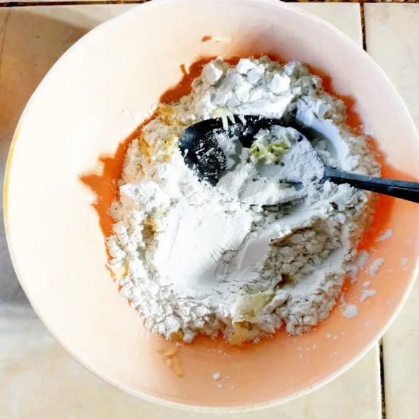 Campurkan tepung tapioka, tepung terigu, bawang putih halus, garam, lada, dan penyedap rasa.