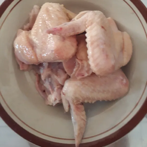 Cuci ayam hingga bersih