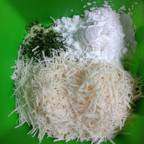 Masukkan semua bahan jadi satu lalu ulen sampai rata.