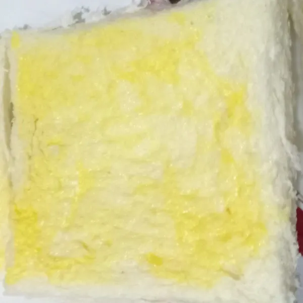 Oles roti kedua sisi dengan margarin.