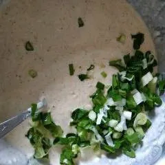 Tambahkan daun bawang yang sudah dicincang.