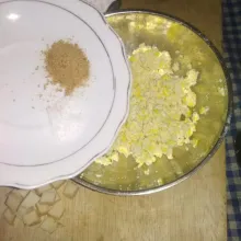 Masukkan bumbu garam, merica bubuk, dan kaldu aduk kembali sampai tercampur rata.