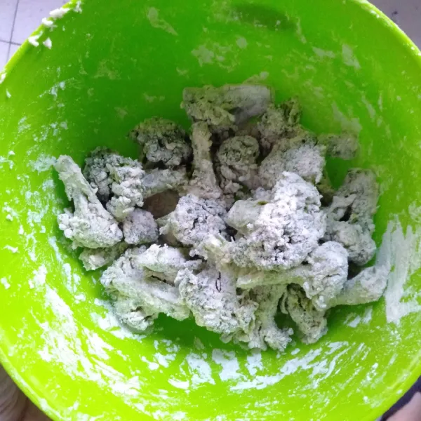 Masukkan brokoli ke dalam adonan basah, lalu pindahkan ke dalam adonan kering sampai seluruh bagian tertutup tepung kering.