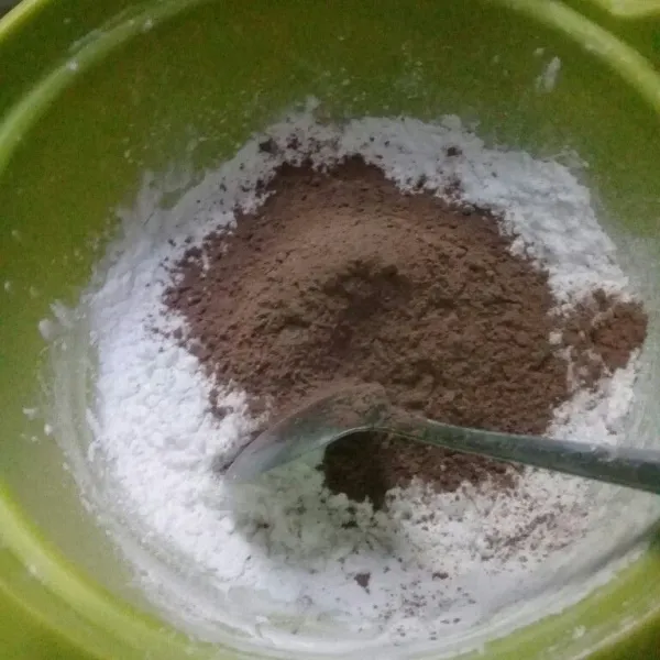 Campur tepung tapioka dan nutrijell coklat. Aduk rata.