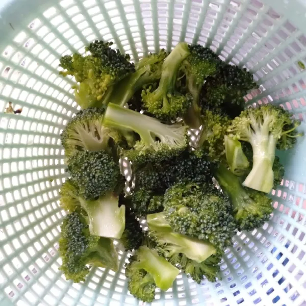 Potong-potong brokoli, cuci bersih, tiriskan.