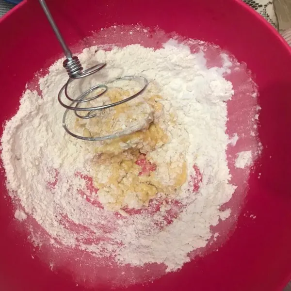 Untuk pembuatan kulit: Siapkan wadah. Masukkan tepung terigu, tapioka, dan telur. Lalu aduk aduk sampai tercampur.