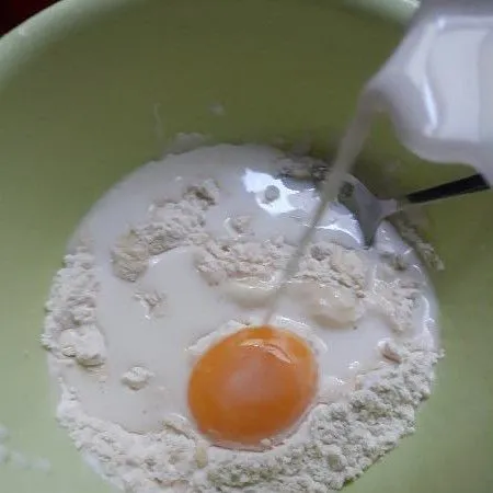 Campur tepung terigu, tapioka, telur dan susu segar aduk rata.