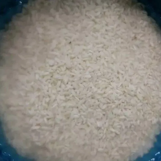 Cuci bersih beras ketan lalu rendam minimal 1 jam. Tiriskan.