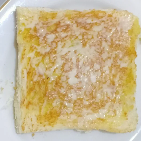 Oles roti dengan mayonaise, yang ada cabai di luar.