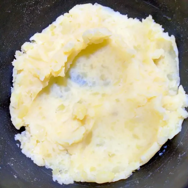 Rebus kentang hingga empuk, tiriskan, kupas dan haluskan.