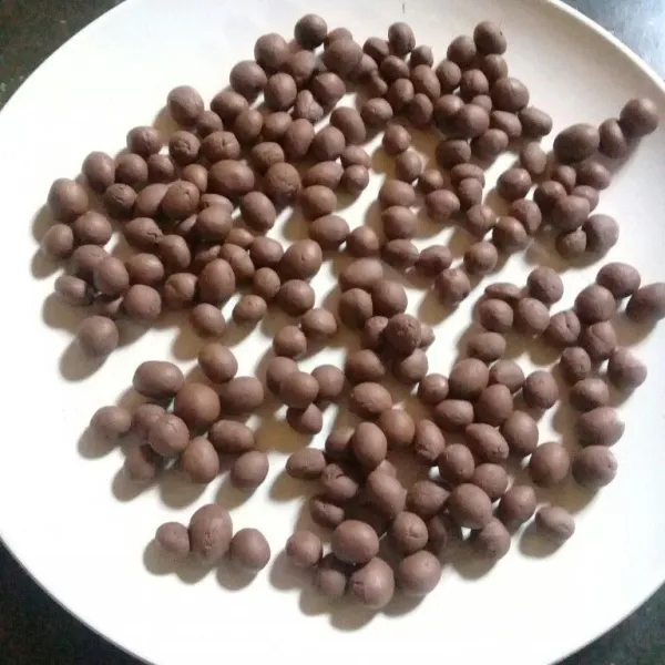 Bentuk adonan seukuran biji kacang, lakukan hingga adonan habis.