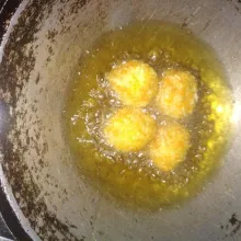 Panaskan  minyak, goreng bola bola tahu sampai matang, kuning keemasan, angkat dan sajikan.