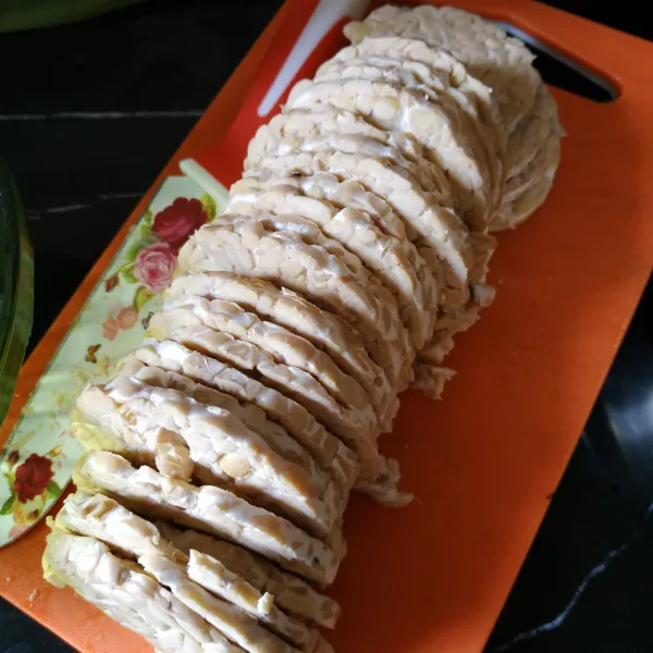 Potong tempe tipis-tipis.