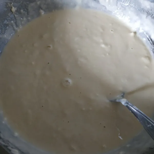 Campurkan tepung dan air. Aduk hingga rata.