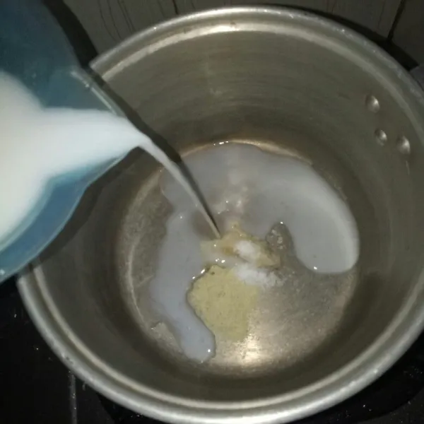 Haluskan bawang putih, masukkan ke dalam panci bersama garam, kaldu bubuk dan santan. Aduk rata.
