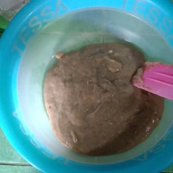 Tuang ikan ke dalam wadah dan tambahkan tepung terigu serta tepung sagu