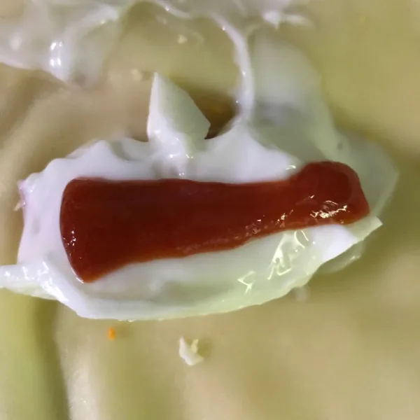 Siapkan kulit letakkan 1 sosis dan 3 potongan putih telur tambahkan mayones dan saus sambal.