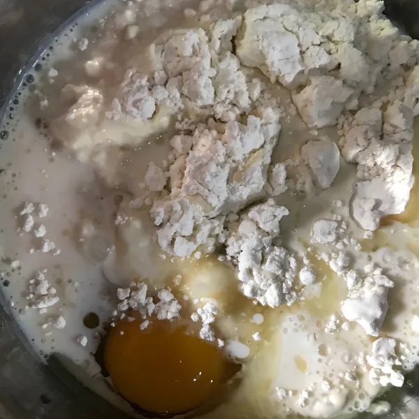 Untuk membuat kulit campurkan tepung terigu, tepung tapioka, susu cair, telur, garam, dan minyak. Aduk rata menggunakan whisk.