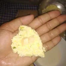 Ambil 1 sendok adonan pipihkan dan isi dengan keju lalu bulat bulatkan.