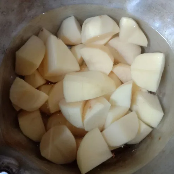 Cuci bersih kentang lalu potong-potong. Rebus sampai matang.