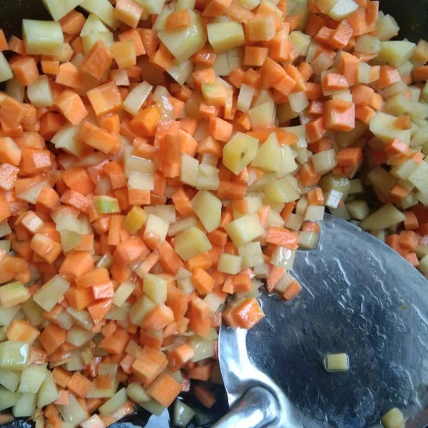 Masukkan potongan kentang dan wortel.