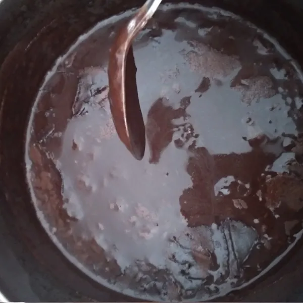 Masukkan susu cair dan coklat batang yang sudah di potong-potong ke dalam panci. Kemudian tambahkan mentega. Masak sampai mendidih.
