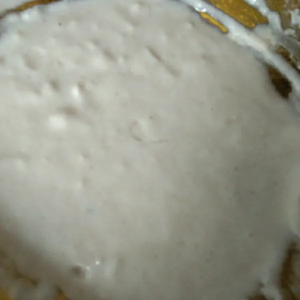Buat adonan pelapis, campur tepung terigu dengan sedikit air, buat adonan kental.
