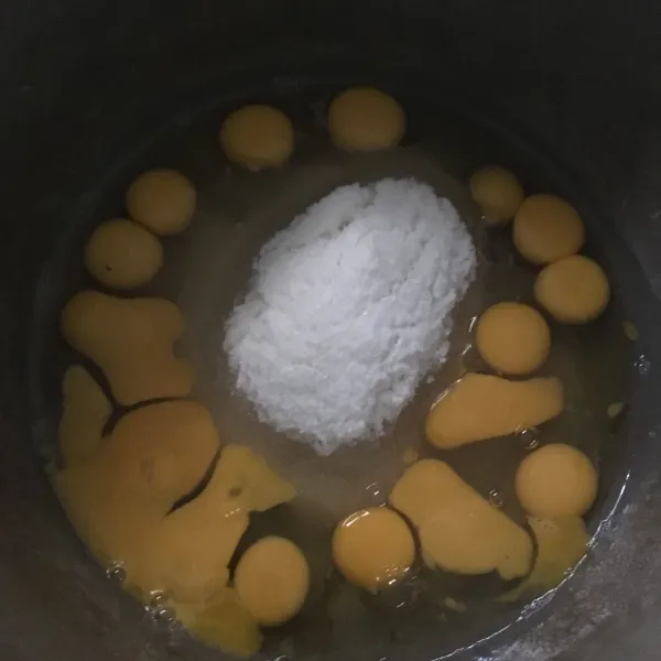Mixer telur, gula, dan vanilli sampai tercampur dengan rata.