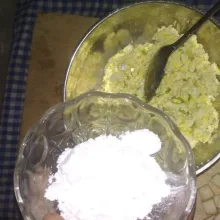 Tambahkan tepung tapioka aduk rata.