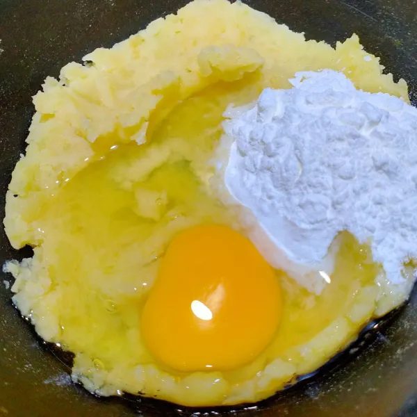Tambahkan tepung maizena, telur, garam dan kaldu bubuk. Aduk rata.