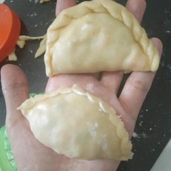 Pilin bagian pinggirannya, atau bisa gunakan alat cetak.
