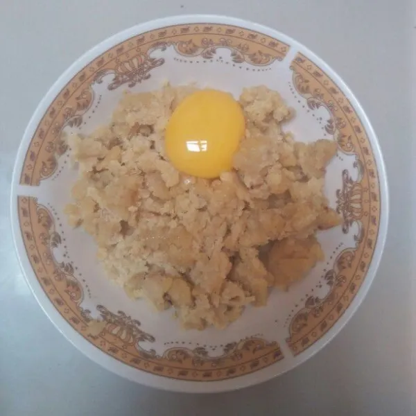 Setelah adonan dingin masukan kuning telur sisihkan putih telurnya, lalu ulen sebentar aja asal nyatu dan kalis.