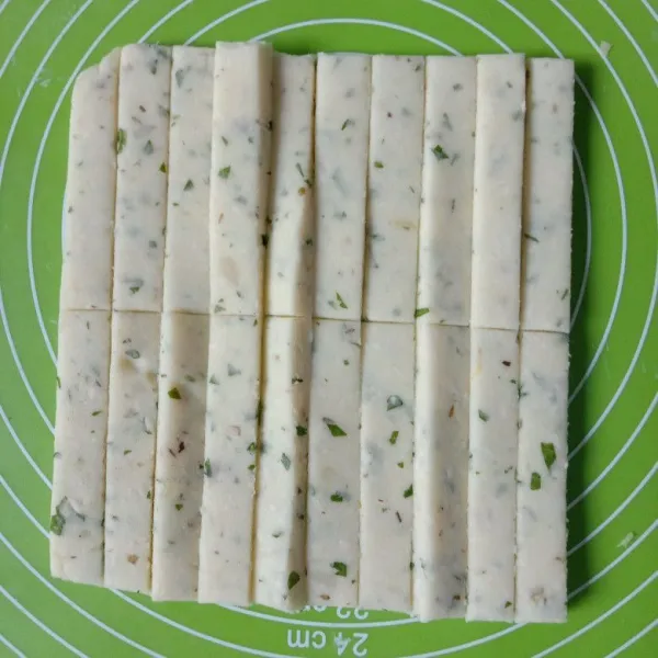 Pipihkan adonan dengan rolling pin. Lalu potong-potong sesuai selera.