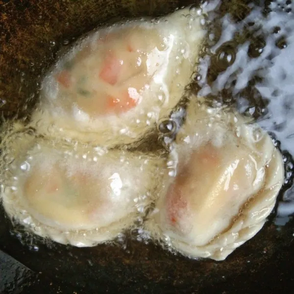 Goreng sambil disiram bagian atas dengan minyak, balik dan tunggu sampai matang.