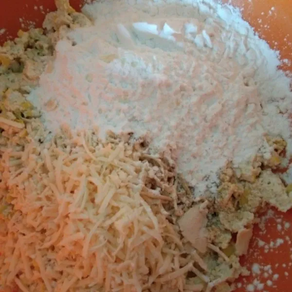 Tambahkan tepung tapioka, keju parut, bawang putih, garam, merica bubuk dan kaldu jamur, aduk rata.
