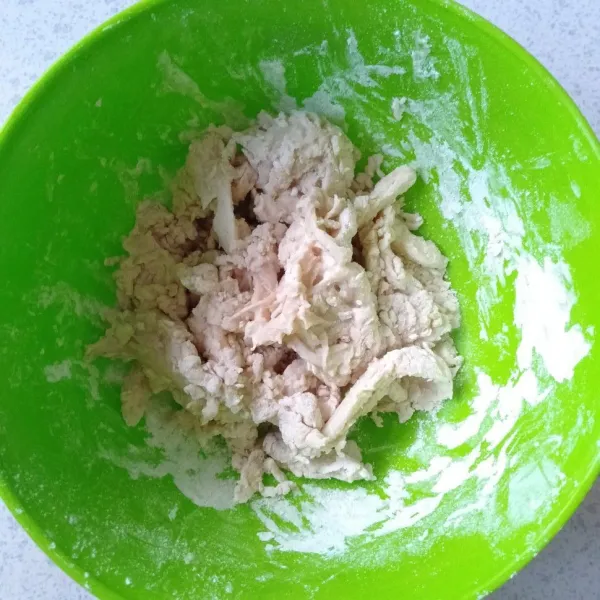 Masukkan jamur ke dalam adonan basah, lalu pindahkan ke dalam adonan kering sampai seluruh bagian tertutup tepung kering.