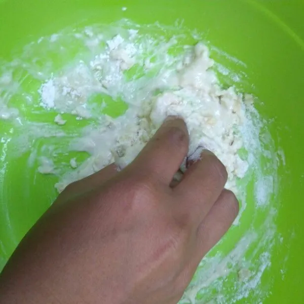 Dalam wadah campurkan tepung terigu, garam, 1 sdm minyak goreng dan tambahkan air sedikit demi sedikit sambil di uleni hingga kalis.