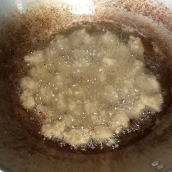Lalu goreng dalam minyak panas hingga matang. Angkat dan tiriskan.
